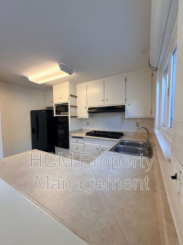 Spacious 3 bedroom 2 bath townhome with 2 car garage in Costa Mesa. property image