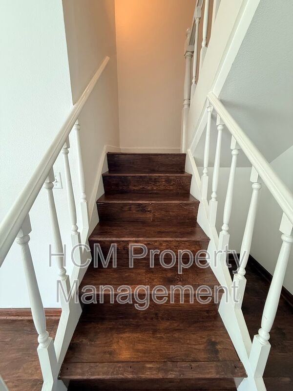 Spacious 3 bedroom 2 bath townhome with 2 car garage in Costa Mesa. property image