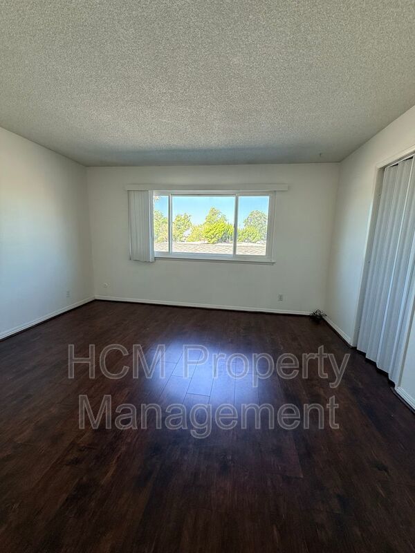 Spacious 3 bedroom 2 bath townhome with 2 car garage in Costa Mesa. property image