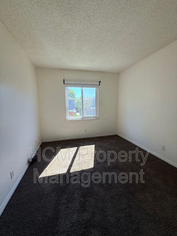 Spacious 3 bedroom 2 bath townhome with 2 car garage in Costa Mesa. property image
