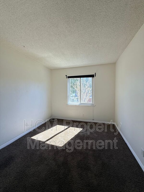 Spacious 3 bedroom 2 bath townhome with 2 car garage in Costa Mesa. property image