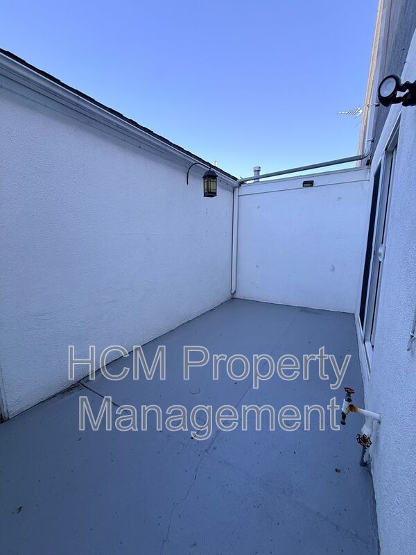 Spacious 3 bedroom 2 bath townhome with 2 car garage in Costa Mesa. property image