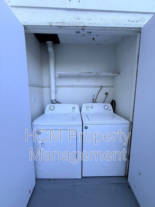 Spacious 3 bedroom 2 bath townhome with 2 car garage in Costa Mesa. property image