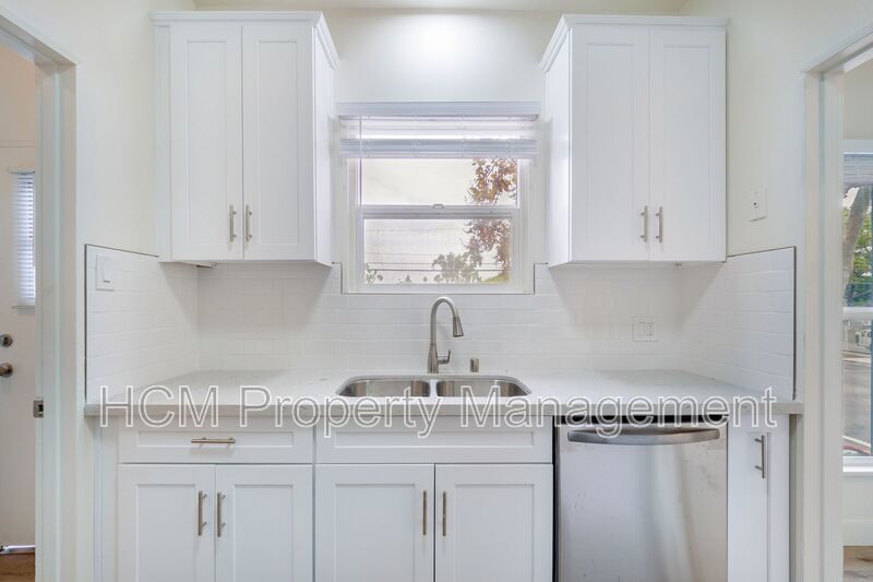 Charming Unit in Santa Ana with 1 bedroom, 1 bath! $500.00 gift card if lease is signed by 12/31! property image