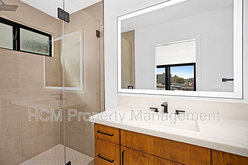 Gorgeous Newport views from this 3 Bed/2 Bath new duplex property image