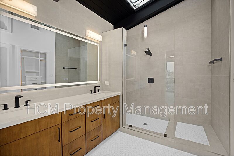 Gorgeous Newport views from this 2 Bed/2 Bath new duplex property image