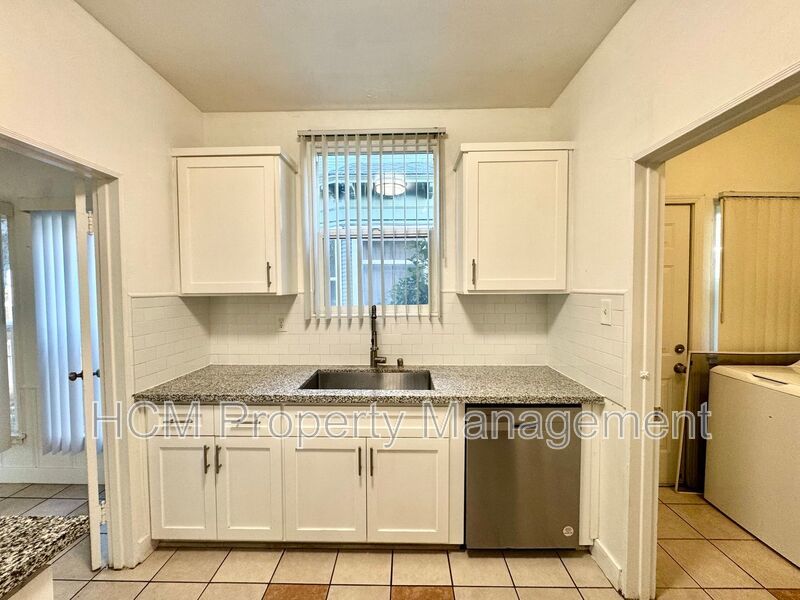 Charming Renovated 1 Bedroom Apartment in Santa Ana-  $500.00 gift card if lease is signed by 1/31! property image