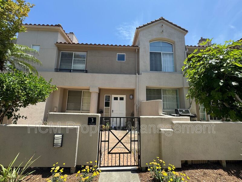 Beautiful 2 Story, 2 Bedroom plus Large Loft Condo in Aliso Viejo property image