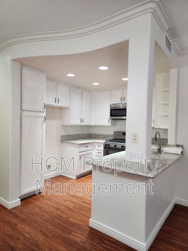 Beautiful 2 Story, 2 Bedroom plus Large Loft Condo in Aliso Viejo property image