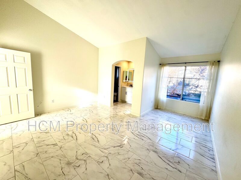 Beautiful 2 Story, 2 Bedroom plus Large Loft Condo in Aliso Viejo property image