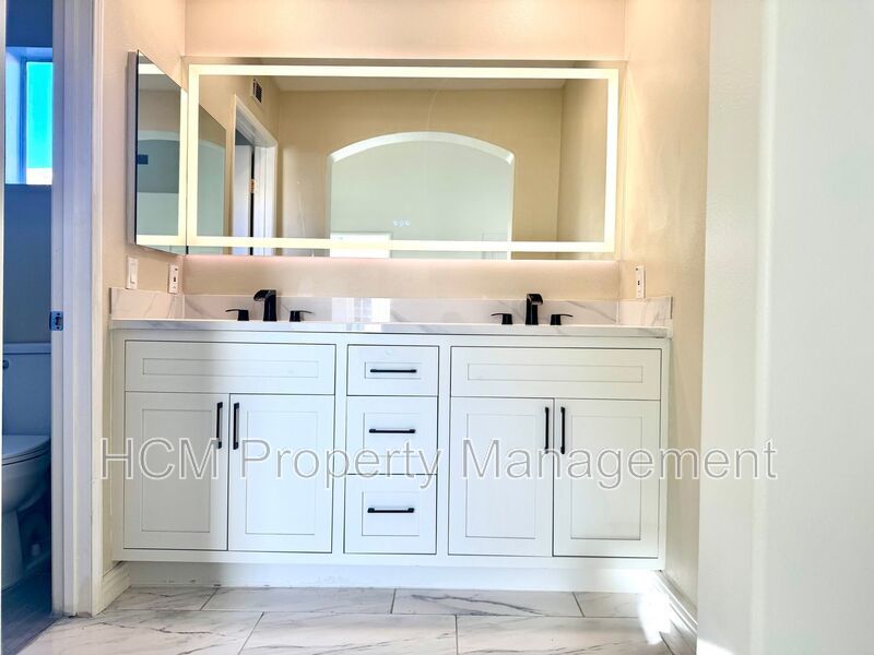 Beautiful 2 Story, 2 Bedroom plus Large Loft Condo in Aliso Viejo property image