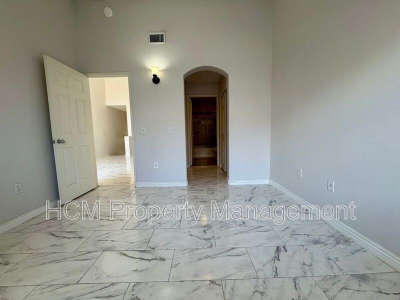 Beautiful 2 Story, 2 Bedroom plus Large Loft Condo in Aliso Viejo property image