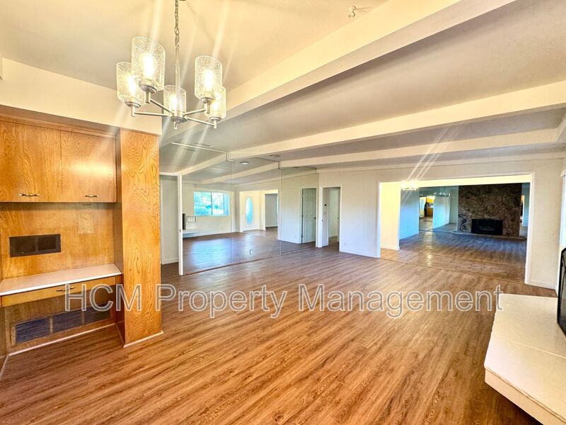 Beautiful newly renovated 4 Bedroom, 3 Bath Pool home in North Tustin property image