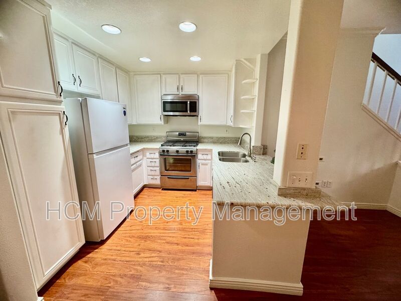 Beautiful 2 Story, 2 Bedroom plus Large Loft Condo in Aliso Viejo property image