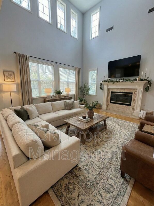 Stunning Estate in Exclusive Community Rose Gate in Northwood Pointe property image