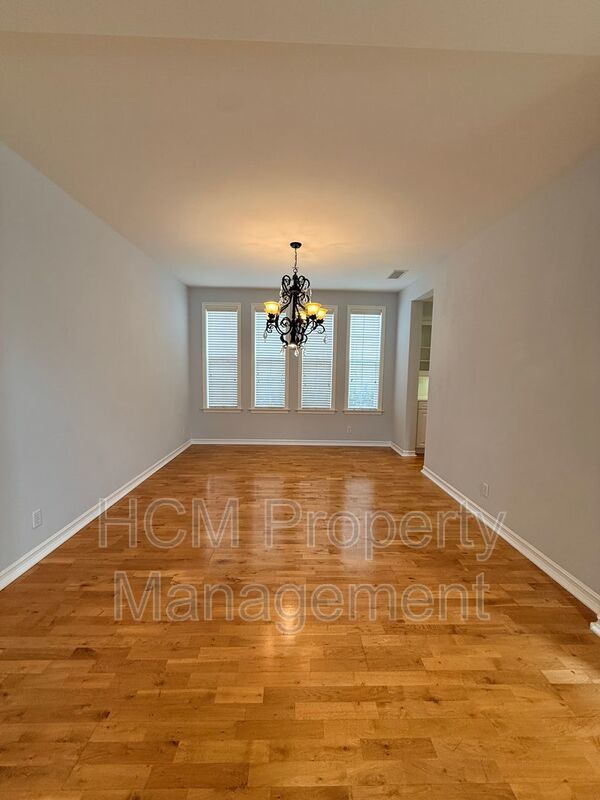 Stunning Estate in Exclusive Community Rose Gate in Northwood Pointe property image