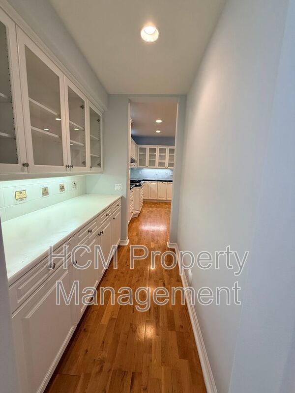 Stunning Estate in Exclusive Community Rose Gate in Northwood Pointe property image