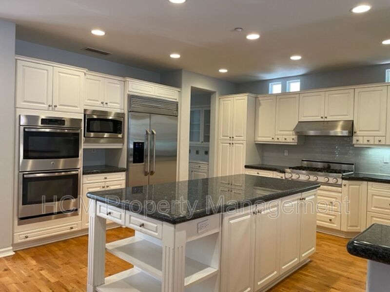 Stunning Estate in Exclusive Community Rose Gate in Northwood Pointe property image