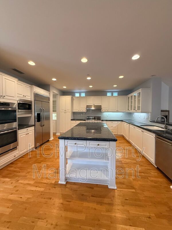 Stunning Estate in Exclusive Community Rose Gate in Northwood Pointe property image