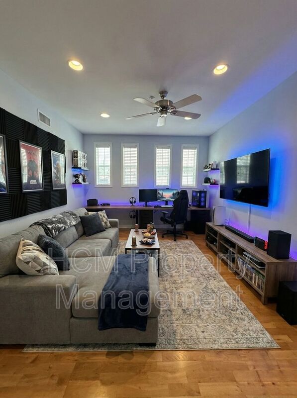 Stunning Estate in Exclusive Community Rose Gate in Northwood Pointe property image