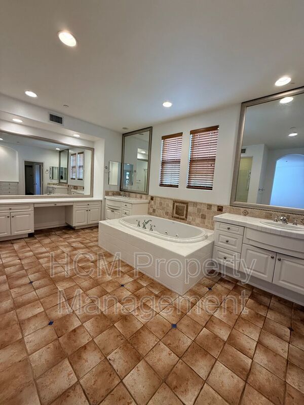 Stunning Estate in Exclusive Community Rose Gate in Northwood Pointe property image