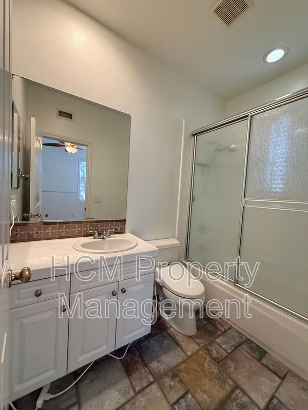 Stunning Estate in Exclusive Community Rose Gate in Northwood Pointe property image