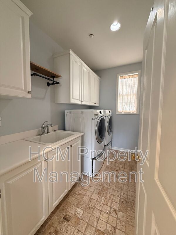 Stunning Estate in Exclusive Community Rose Gate in Northwood Pointe property image