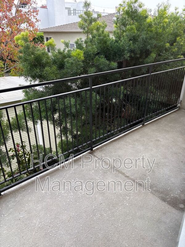 Welcome to 1322 Stanford, a charming 1-bedroom, 1-bathroom apartment located in the heart of Santa Monica property image