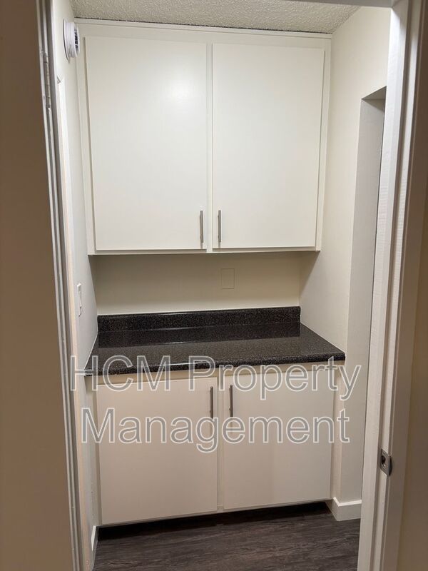 Welcome to 1322 Stanford, a charming 1-bedroom, 1-bathroom apartment located in the heart of Santa Monica property image