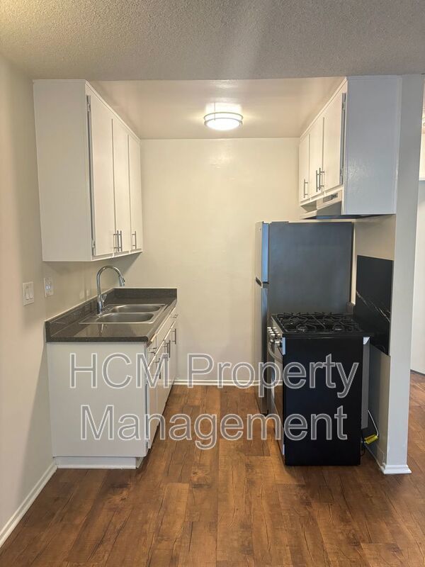 Welcome to 227 Strand St, a stunning one-bedroom, one-bathroom apartment located in the heart of Santa Monica property image