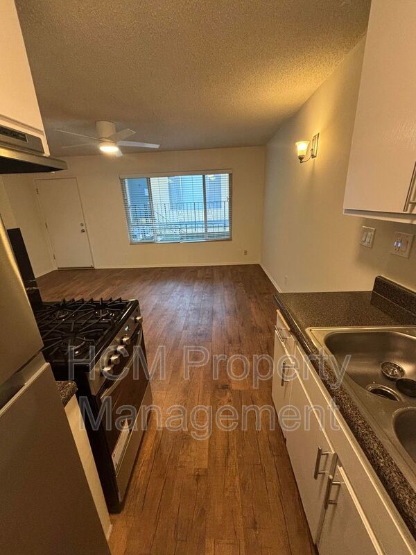 Welcome to 227 Strand St, a stunning one-bedroom, one-bathroom apartment located in the heart of Santa Monica property image