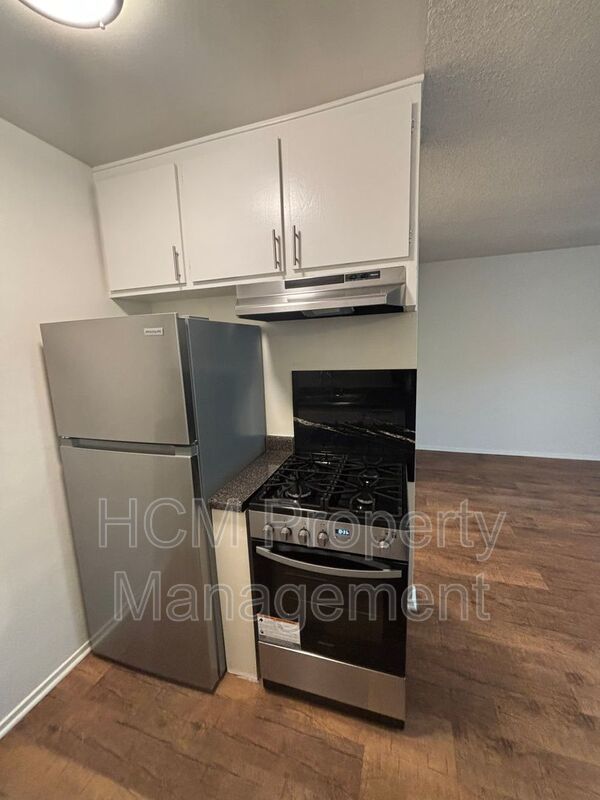 Welcome to 227 Strand St, a stunning one-bedroom, one-bathroom apartment located in the heart of Santa Monica property image