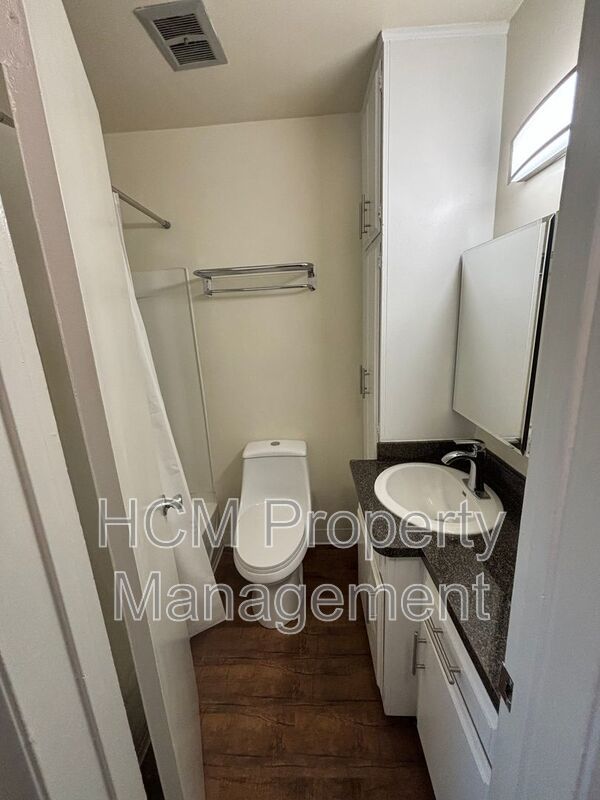 Welcome to 227 Strand St, a stunning one-bedroom, one-bathroom apartment located in the heart of Santa Monica property image