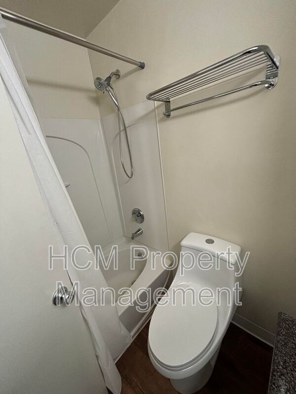 Welcome to 227 Strand St, a stunning one-bedroom, one-bathroom apartment located in the heart of Santa Monica property image