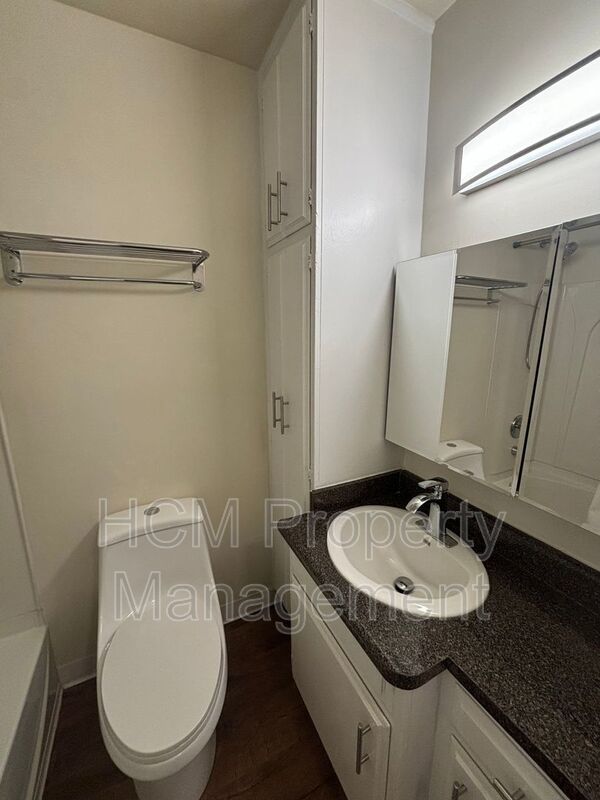 Welcome to 227 Strand St, a stunning one-bedroom, one-bathroom apartment located in the heart of Santa Monica property image