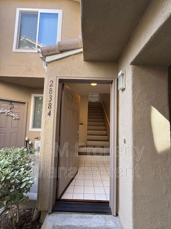 Modern Montecido Condo in Portola Hills | Vaulted Ceilings & Direct Access Garage property image