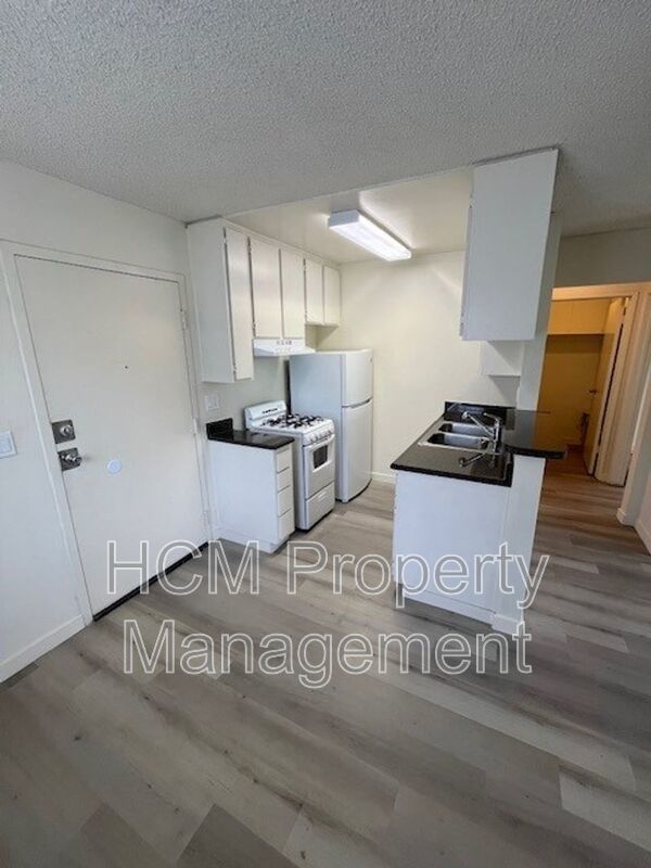 Welcome to 339 Vernon Ave, a charming 1bed, 1bath apt in PRIME Venice location! property image