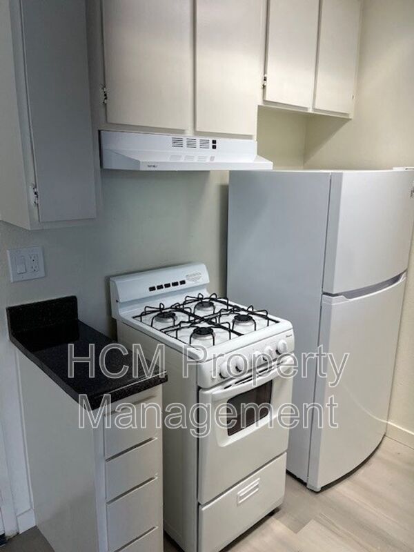 Welcome to 339 Vernon Ave, a charming 1bed, 1bath apt in PRIME Venice location! property image