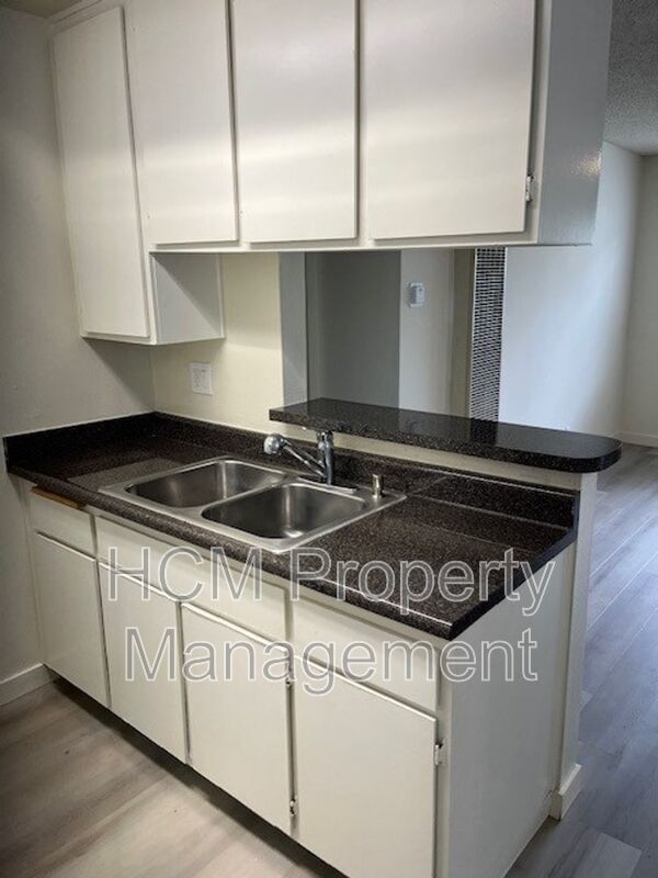 Welcome to 339 Vernon Ave, a charming 1bed, 1bath apt in PRIME Venice location! property image