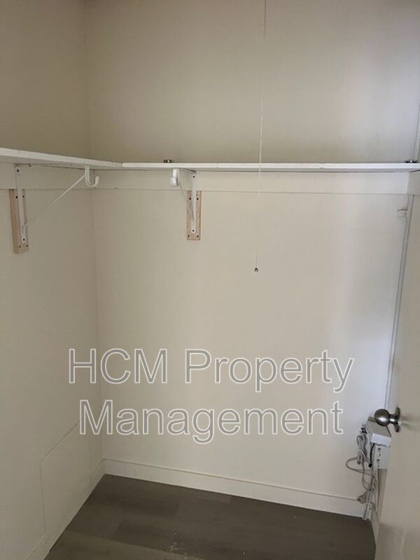 Welcome to 339 Vernon Ave, a charming 1bed, 1bath apt in PRIME Venice location! property image