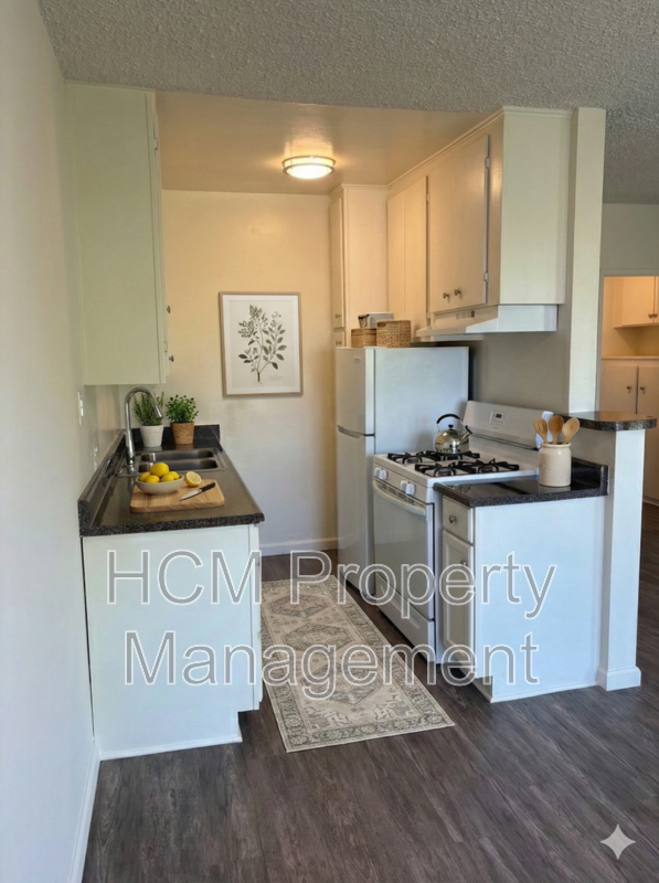 Welcome to 4112 Grand View Blvd, a beautiful 2-bedroom, 2-bathroom apartment located in Mar Vista property image