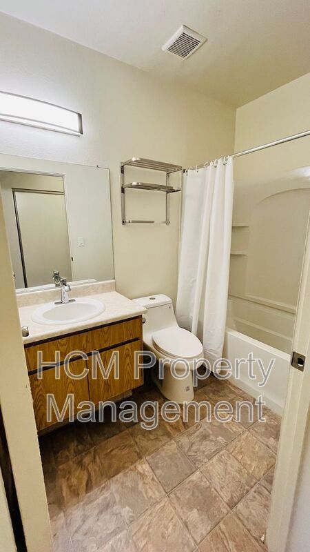 Welcome to 10075 Tujunga Canyon Blvd, a large studio apartment located in the heart of Tujunga property image