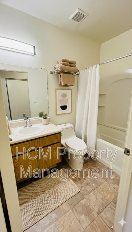 Welcome to 10075 Tujunga Canyon Blvd, a large studio apartment located in the heart of Tujunga property image