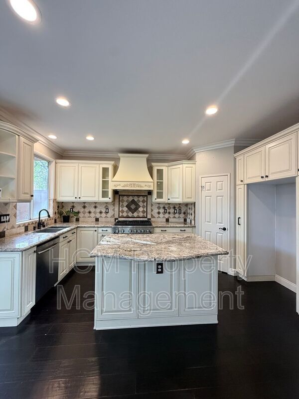 Beautiful 4 Bedroom, 2.5 Bathroom Home in West Irvine Pointe Community property image
