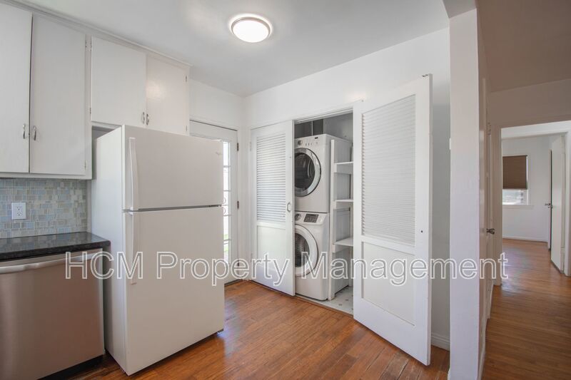 COMING SOON!  Welcome home to this beautiful Venice Beach bungalow featuring a spacious 2-bedroom, 1-bath + Converted Garage! property image