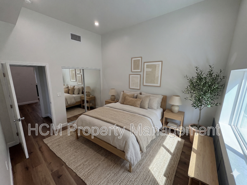 3 Bedroom- 2 Bathroom Townhome. Renovated! property image