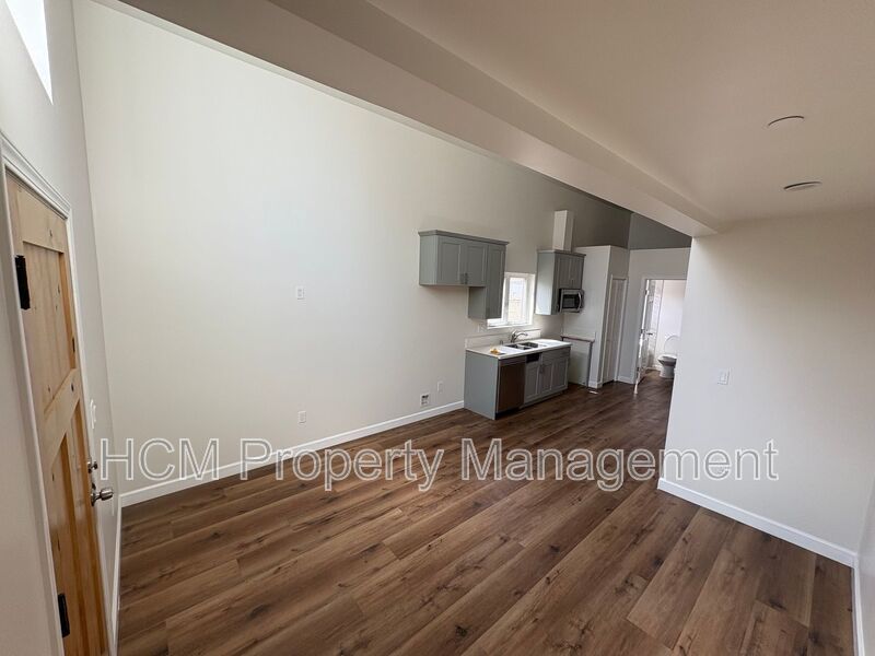 3 Bedroom- 2 Bathroom Townhome. Renovated! property image