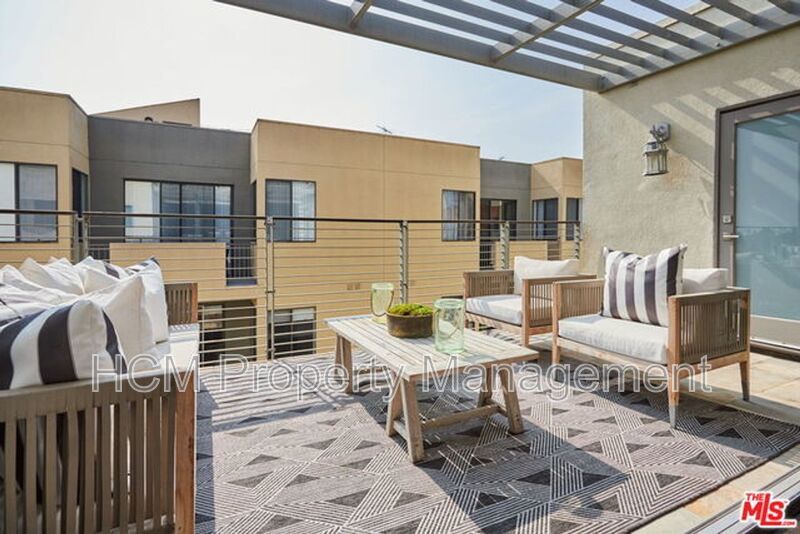 COMING SOON! MODERN AND HUGE 2BED + 2BATH, 7 BLOCKS TO THE COAST! property image