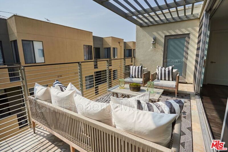 COMING SOON! MODERN AND HUGE 2BED + 2BATH, 7 BLOCKS TO THE COAST! property image