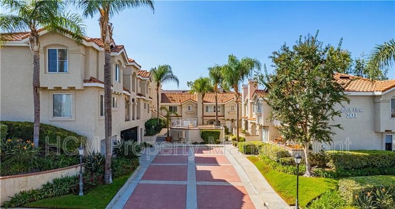 Charming 2 bedroom, 2.5 bathroom condo within walking distance to Downtown Brea property image